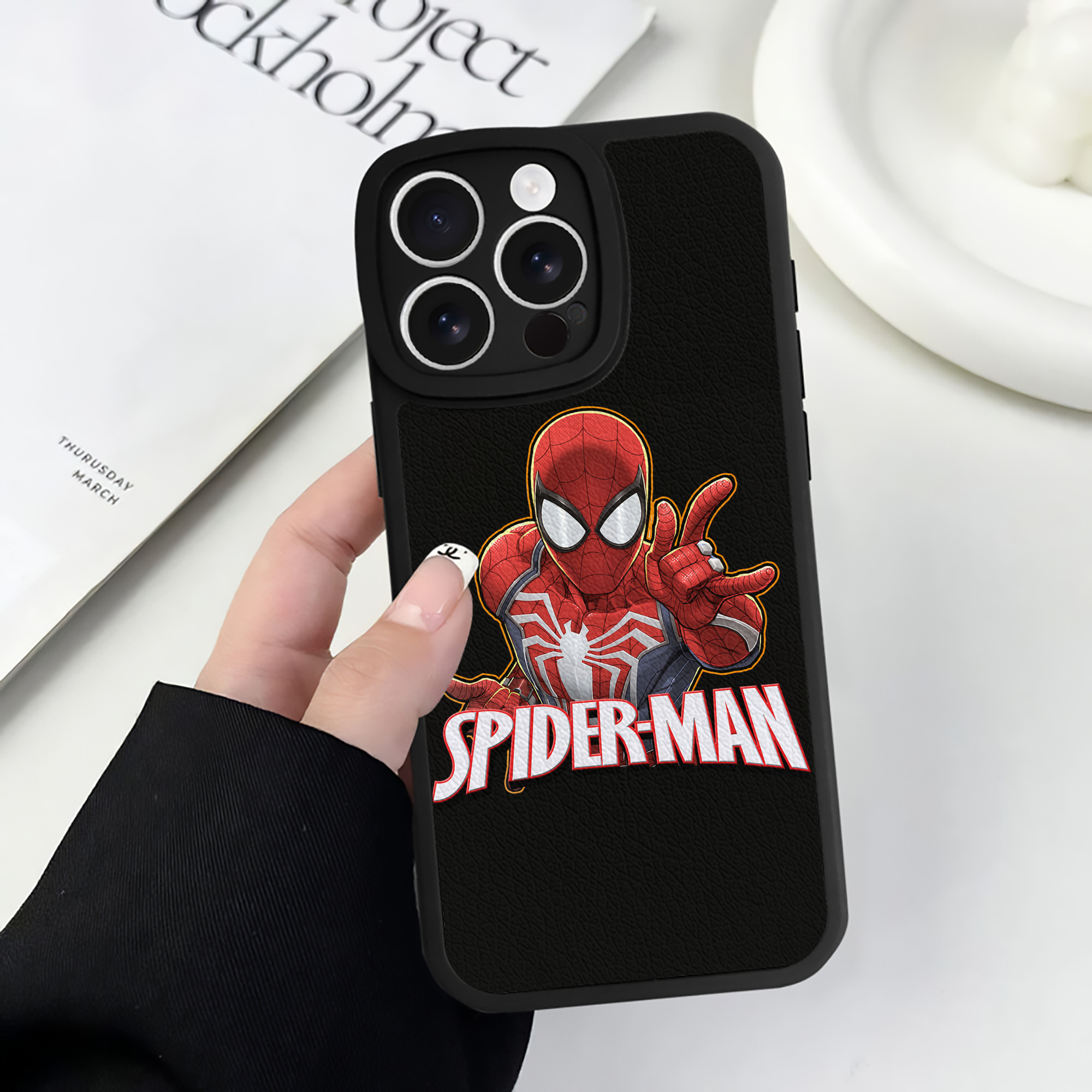 Spider Man スパイダーマン 【iPhone 16シリーズ対応】シリコンスマホケース（レザー調） 材質：シリコン